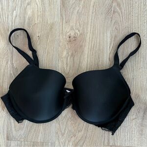 Victoria's Secret Black Padded Underwire Bra with Lace Trim Sz 40D Like New